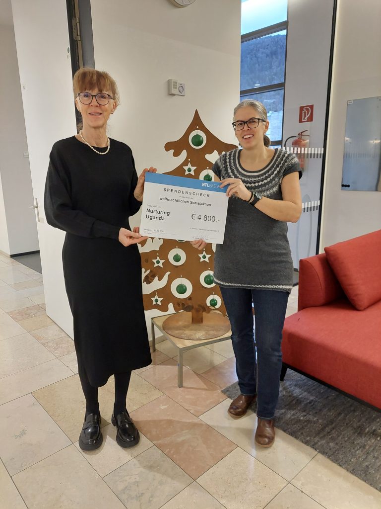 Dir. Claudia Vögel und Organisatorin Prof. Katrin Bergmayer halten den Spendenscheck in Händen